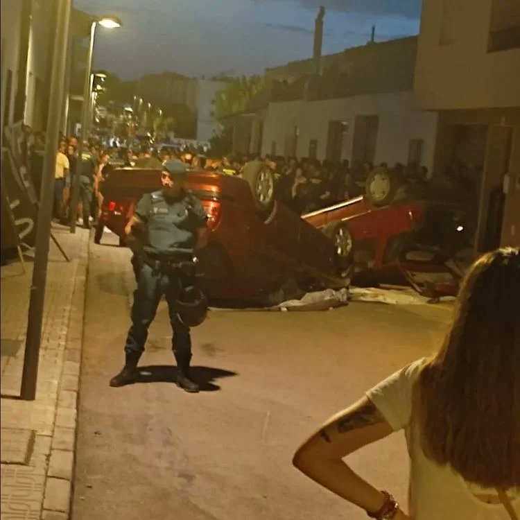 KaleAmenge's tweet photo. [HILO] Otro episodio de racismo antigitano sacude éste país, esta vez en Peal de Becerro se vuelve a repetir lo ya vivido en Martos, Mancha Real, Loja o el Pozo del tío Raimundo. Una violenta muchedumbre se ha lanzado a quemar y destrozar viviendas de familias gitanas después de https://t.co/KKmfmvUDN4