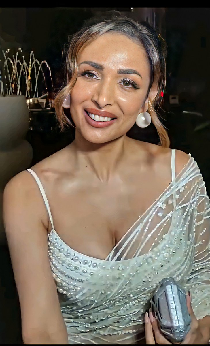 XPooluniverse's tweet photo. Malaika's massive cleavage 👀
#MalaikaAroraxpool #Milfxpool #Cleavagexpool https://t.co/T2OcYvi7Ih