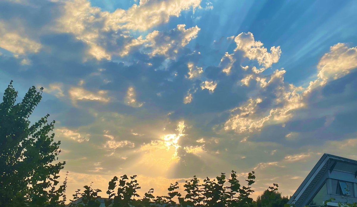 TristarTaylor's tweet photo. Hottest Day in UK comes to an end with this majestic sunset. I think we will be seeing Mr Blue Sky tomorrow. https://t.co/6aptE6pSWX