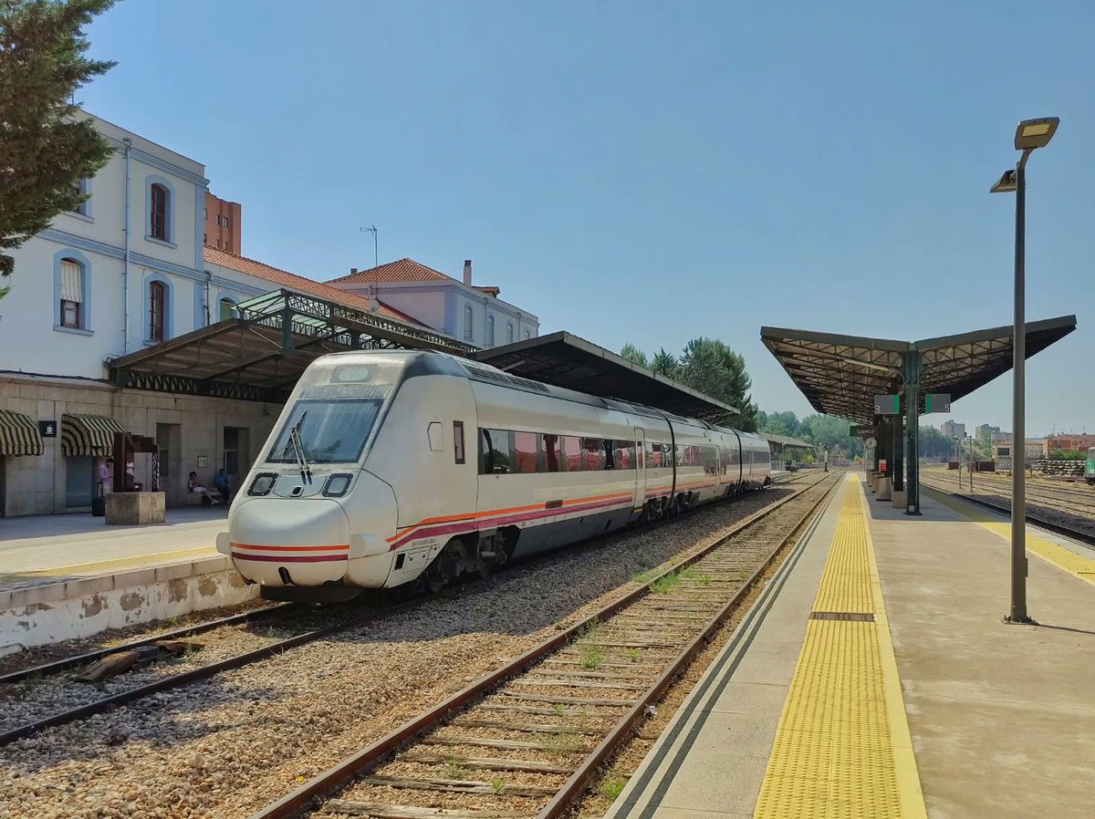 rail_arri's tweet photo. En pleno 2022, hoy el ferrocarril ha perdido nuevamente. El camino equivocado nos lleva a la tristeza y rabia.
Estamos rotos. Y el tren más herido que nunca. https://t.co/ISLES0yIDn