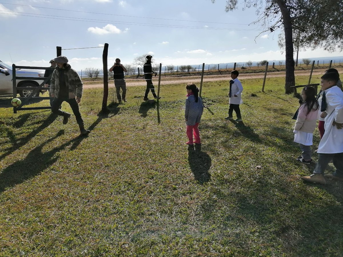 El 'Edi' tranqui, #CaminoAQatar. Pasó por la escuela 133 de Paso del Gordo (9° Secc. de Cerro Largo) e hizo unos minutos de fútbol con los alumnos de la institución educativa.

Tranqui!

Que grande que es Uruguay. Inimaginable rato para esos gurises de nuestro interior profundo.