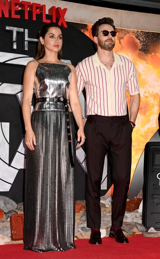 Cevansforever13's tweet photo. #ChrisEvans and #AnaDeArmas on the red carpet at #TheGrayMan in London 

@ChrisEvans
@netflix @NetflixFilm #LloydHansen  #DaniMiranda https://t.co/nbICdYALPc