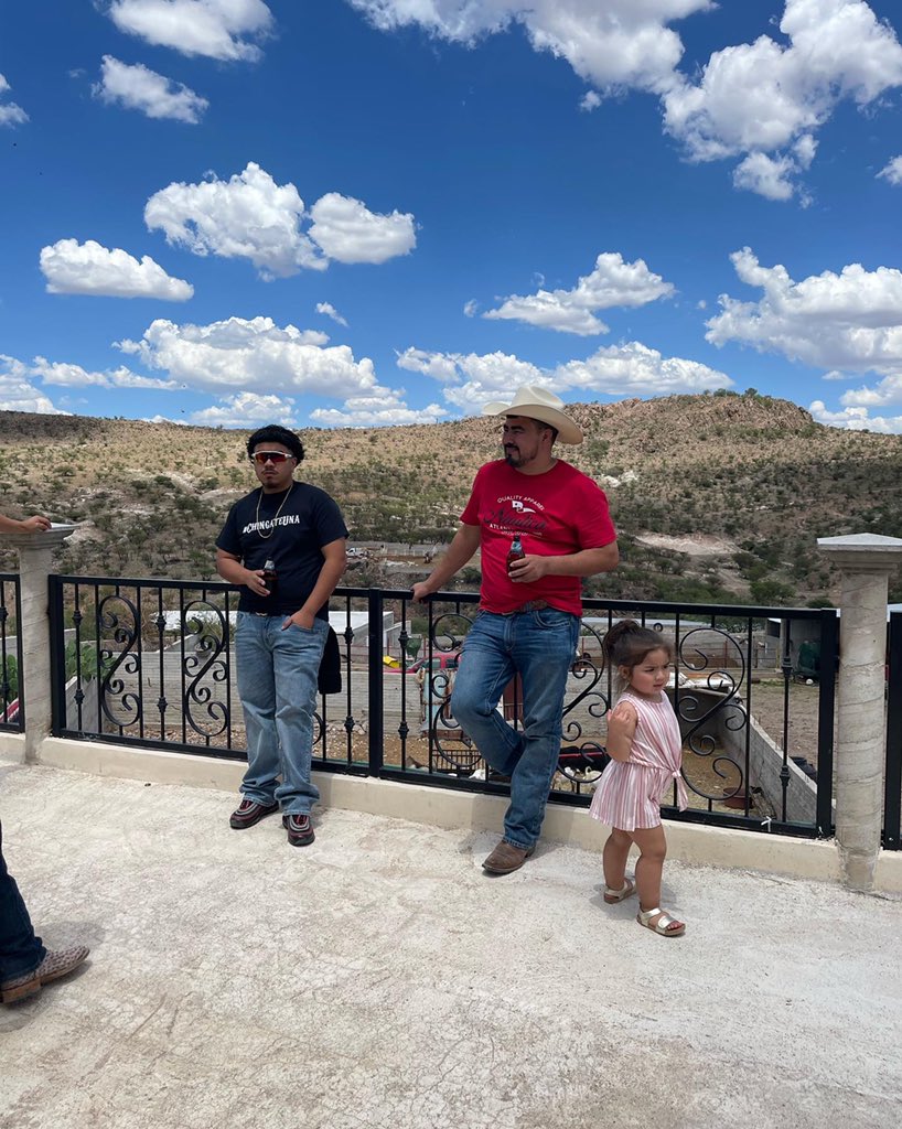 ElAnt23's tweet photo. Durango livin barrilito sippin ah 🦂🇲🇽#durango #somelight https://t.co/8Z2vGMz7We