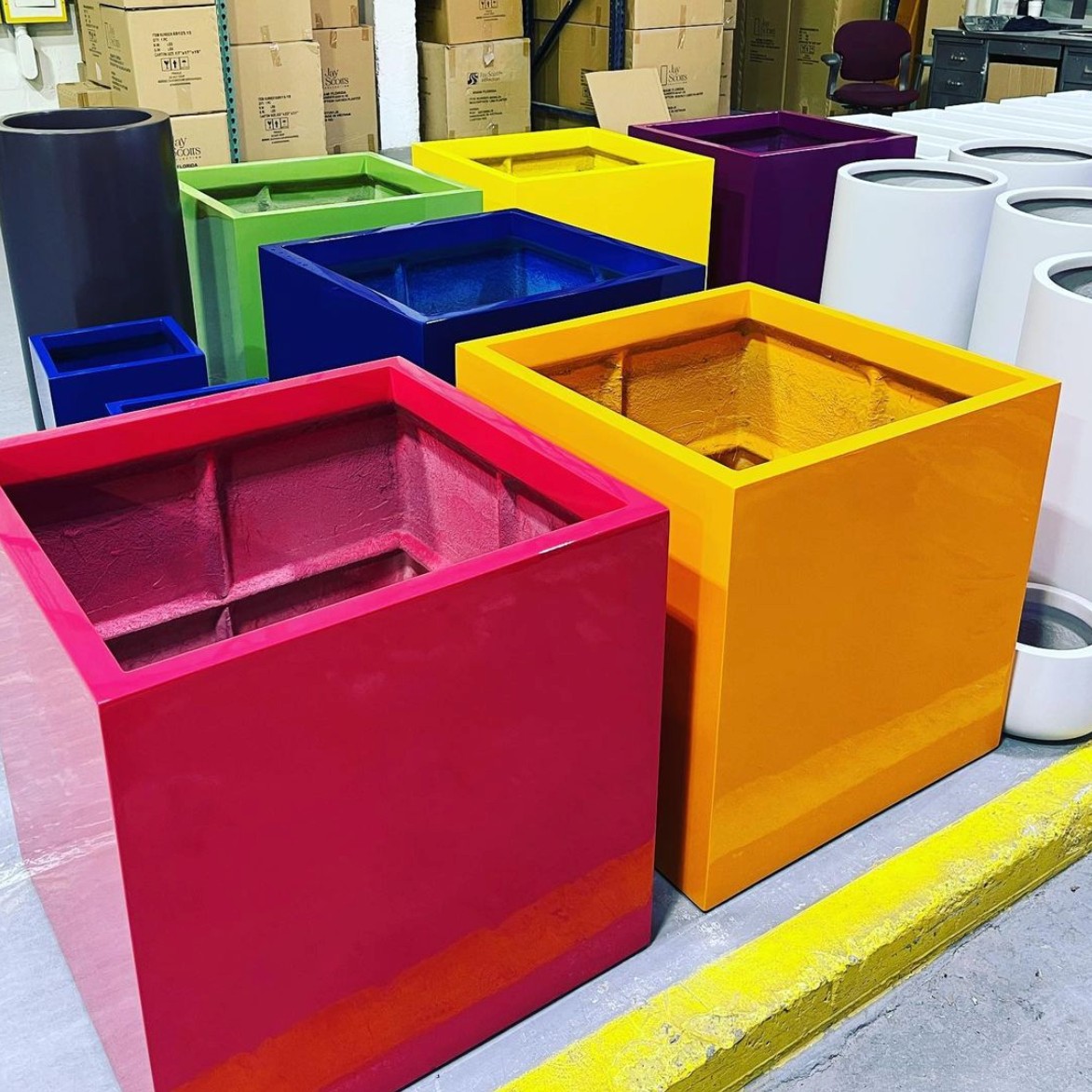 A rainbow of planters! 🌈 #coloryourfeed

Find these and other fiberglass planters here: bit.ly/2VzPl2T