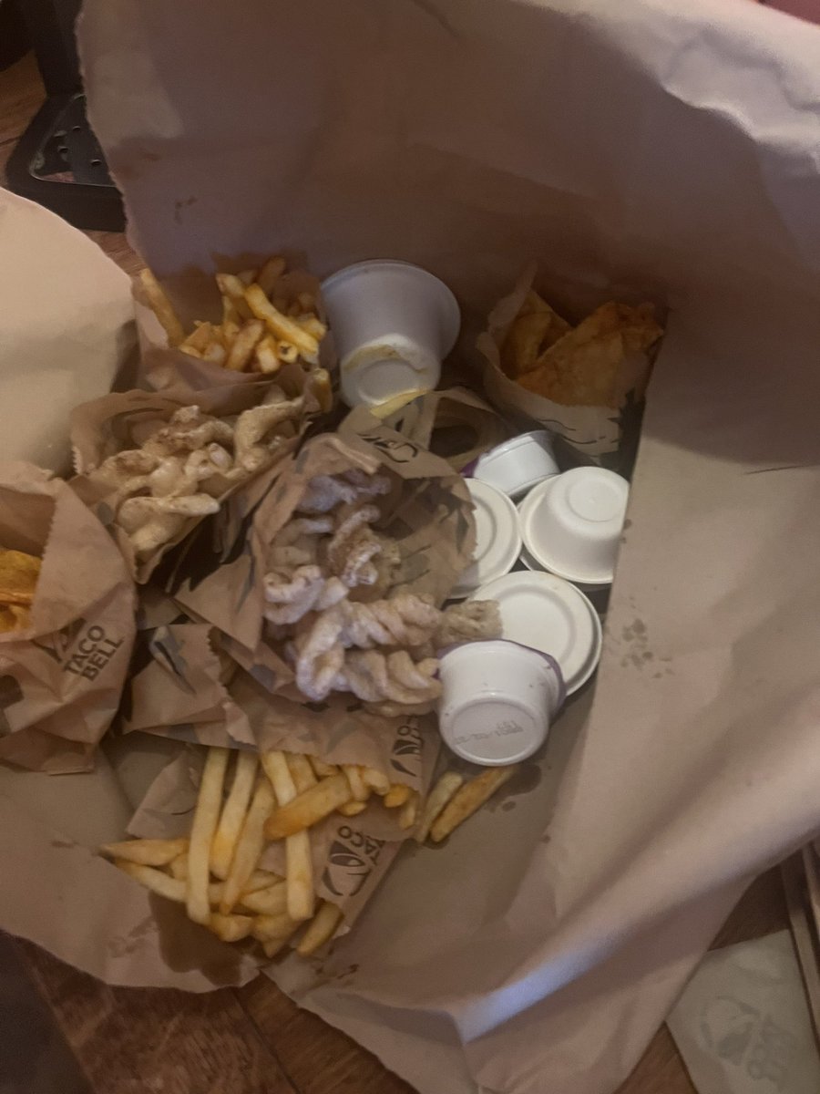 alevorx's tweet photo. @tacobelluk this is Cleethorpes delivered by @JustEatUK absolutely shocking meant to be a feast. This is beyond poor no salad portions are a joke we ordered a large chips on top. Don’t know where they disappeared to Not happy it was 70 minutes late and 140 minutes from ordering https://t.co/GWIYR0H72q