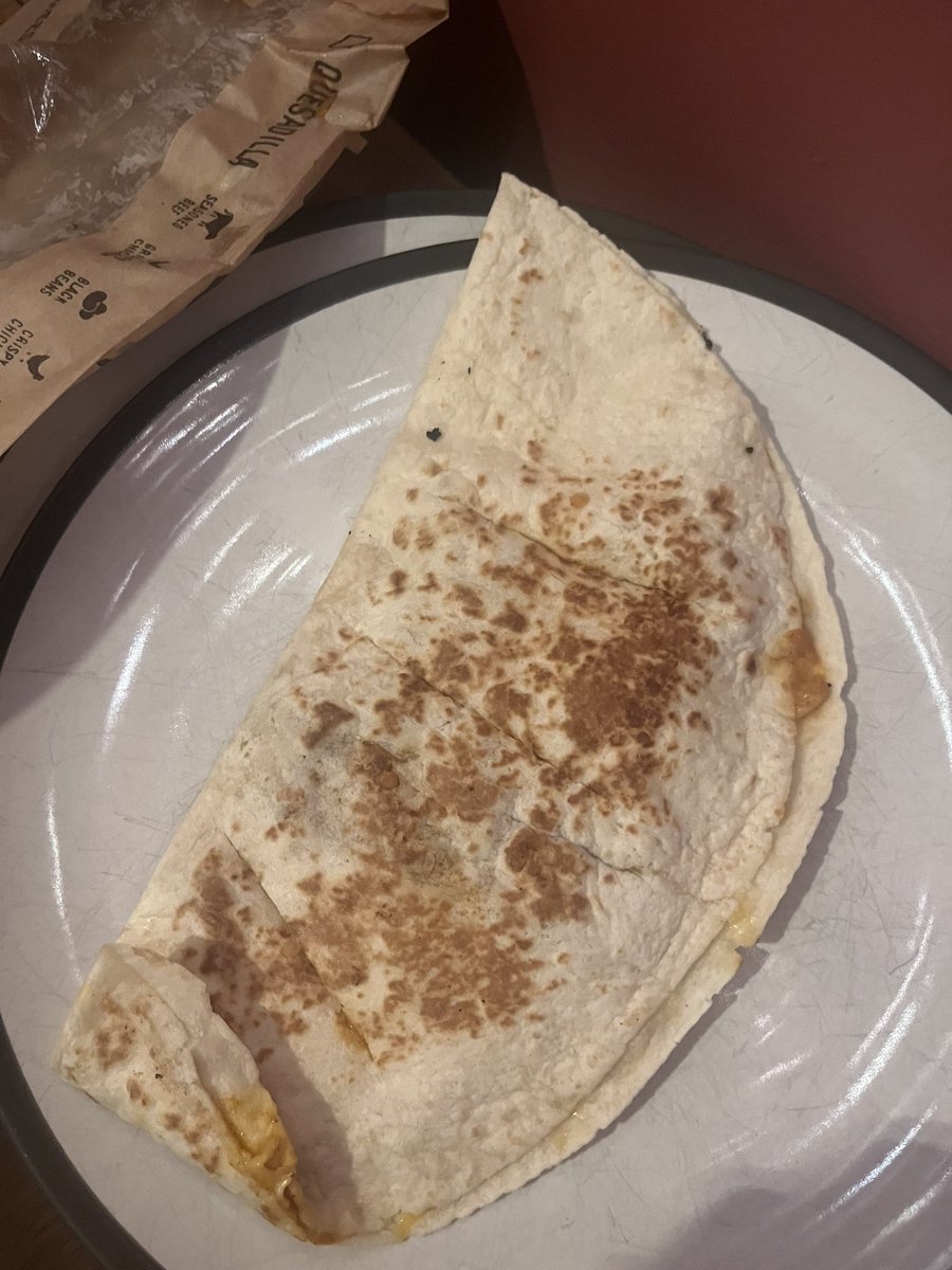 alevorx's tweet photo. @tacobelluk this is Cleethorpes delivered by @JustEatUK absolutely shocking meant to be a feast. This is beyond poor no salad portions are a joke we ordered a large chips on top. Don’t know where they disappeared to Not happy it was 70 minutes late and 140 minutes from ordering https://t.co/GWIYR0H72q
