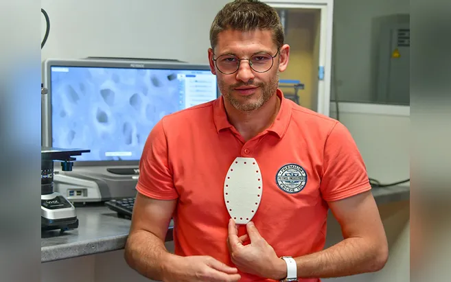 jyves94's tweet photo. 🔴 Un #sternum en céramique, conçu et fabriqué à #Limoges par #I_Ceram 🇫🇷, implanté sur un patient en #Grèce 🇬🇷
👉 Une nouvelle 1ère pour #ICeram 🇫🇷, spécialisée dans la conception, la fabrication et la commercialisation d’implants orthopédique innovants.
https://t.co/0FgVVvdmVn https://t.co/d1qPYne2hw