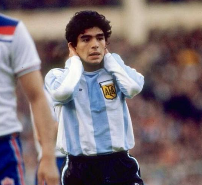 renaldinhos's tweet photo. Hilo:

Maradona contra Inglaterra, Pelé contra Uruguay, Messi contra el Atlético de Madrid, Cristiano Ronaldo contra España... Los mejores y más recordados goles que no fueron de la historia del fútbol. https://t.co/KnRwmbV6yE