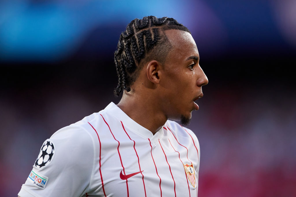 FabrizioRomano's tweet photo. Chelsea have told Sevilla they will return soon with a new bid for Jules Koundé, after first one refused 24h ago [€55m add-ons included]. 🔵 #CFC

Player in talks with both Barcelona [Xavi, still pushing] and Chelsea. 🔴 #FCB  

Sevilla want €65m.

More: https://t.co/8emSCDwdRn https://t.co/XfE1fkPA6M