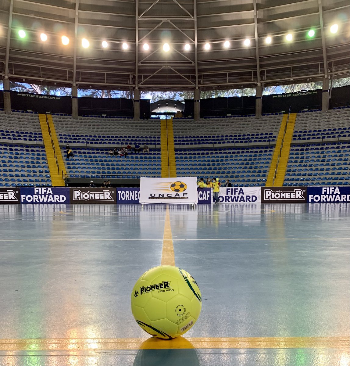 Pioneer balón oficial del Torneo Sub-20 de Futsal UNCAF FIFA Forward. @pioneerdeportes