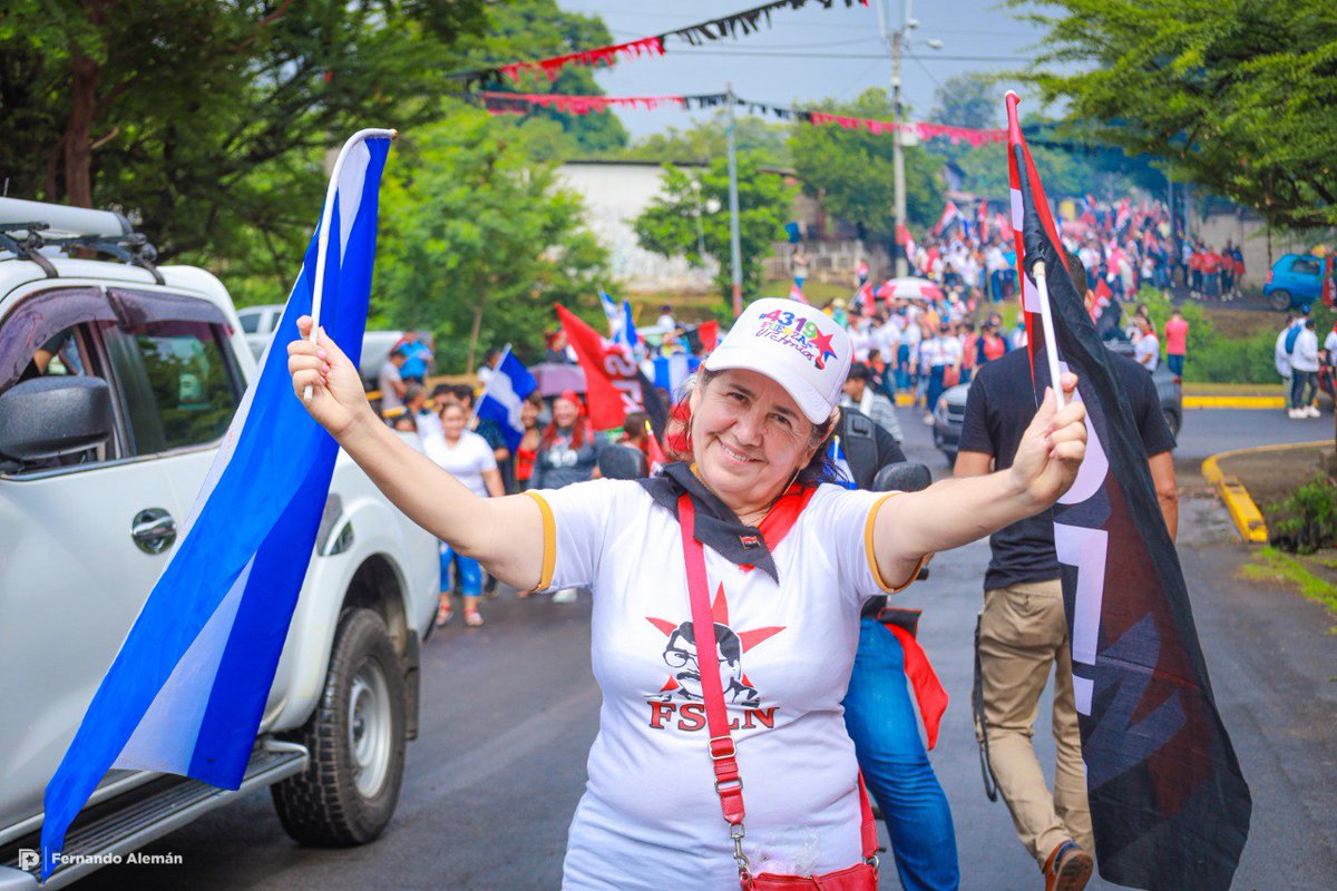 1/2 #Fotos📸| Con toda la algarabía 🎊 la militancia sandinista protagonizó una caminata en celebración al #4319FuerzaDeVictorias y reafirmar su compromiso con el #FSLN. 🇳🇮👨‍👩‍👦‍👦🔴⚫✊🏻

#ManaguaSandinista ❤🖤🎉