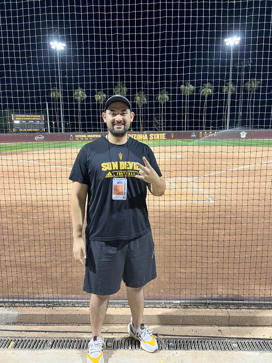 I’M A SUN DEVIL, MAN 🔱😈

I’m excited to announce I’m staying in the SDA family as a graduate assistant in the Media Relations office!  

I can’t wait to continue working with everyone in the department and grow in this field! #ForksUp 🫡