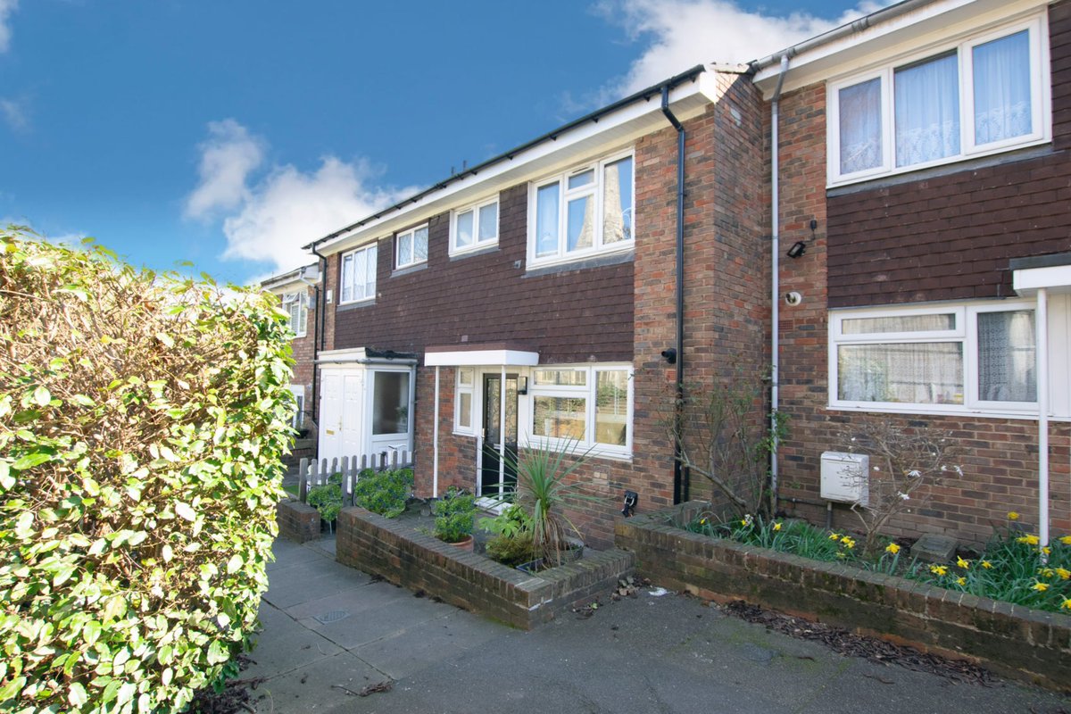 SALE COMPLETED 🎉🥂 Congratulations to Sophie &amp; Joe on the house move. Thanks for using our services 🙏🏼  - Call 01702412624 if we can help you sell as well 🏡