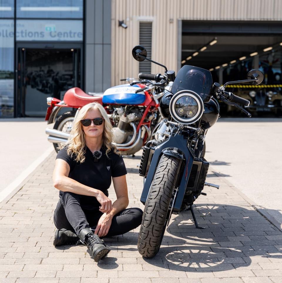 I know, I should have sat the other side in the shade! Wearing black - not my best idea either! 

Happy hottest day of the year peeps 🥵 How did you choose to melt? 

Promo videos for this Brough Superior and more in the @silverstoneauc at @Silverclassic - coming soon!