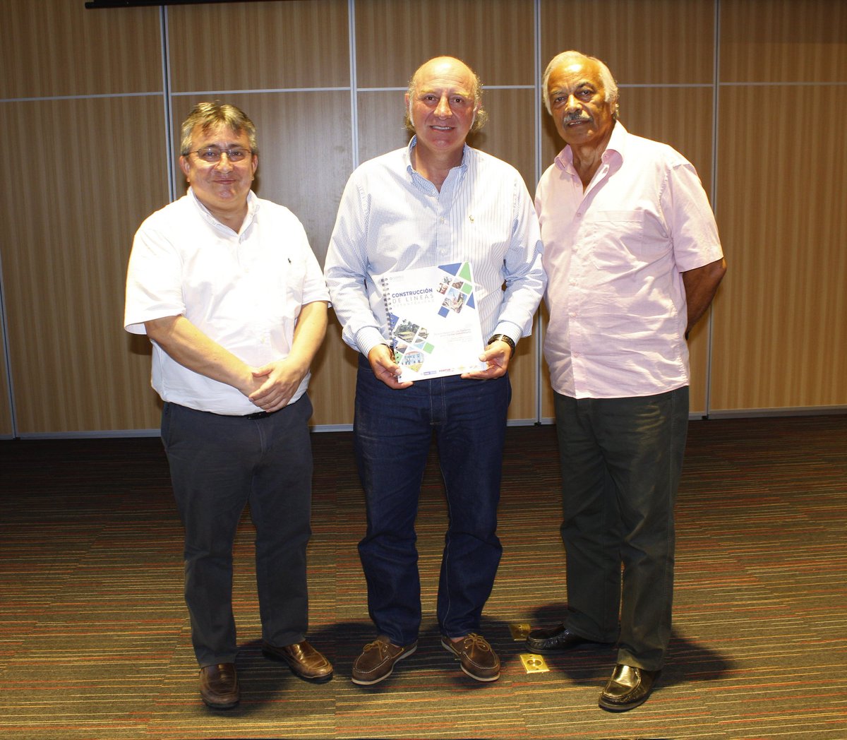 Hicimos entrega oficial al Viceministro de Turismo Dr. <a href="/RGalindoBueno/">Ricardo Galindo Bueno</a> del documento "Construcción de líneas estratégicas para el desarrollo del turismo en el Caribe colombiano", un trabajo colectivo realizado junto a los actores del turismo de los 8 departamentos.