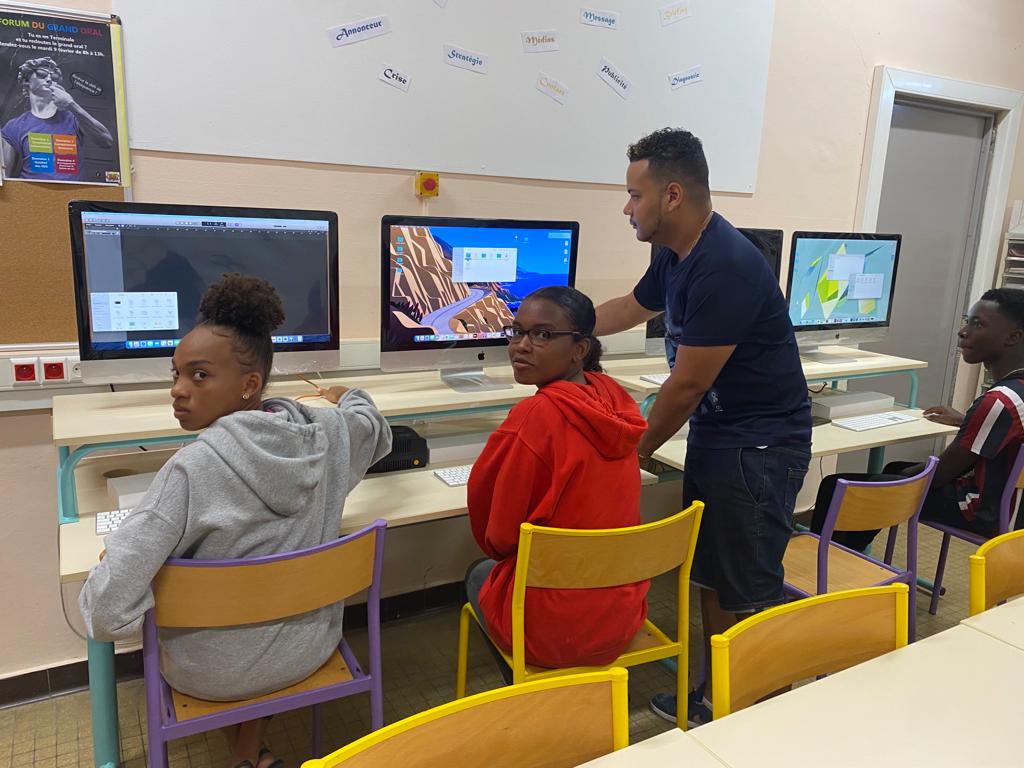 LyceeReache's tweet photo. Lundi 18 JUILLET 2022, le @LyceeReache entame sa 2ème semaine Ecole Ouverte - Vacances apprenantes ETE 2022 sur le thème de la Musique Assistée par Ordinateur  ATELIER MAO avec  Dj Sixaf.
#musique #composition #djsixaf #ecoleouverte #vacances #apprenantes #ETE2022 https://t.co/IF77kPQ1bY