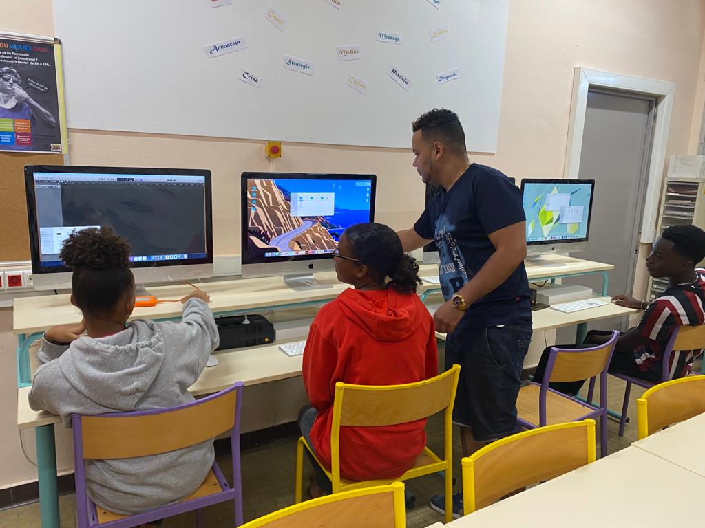 LyceeReache's tweet photo. Lundi 18 JUILLET 2022, le @LyceeReache entame sa 2ème semaine Ecole Ouverte - Vacances apprenantes ETE 2022 sur le thème de la Musique Assistée par Ordinateur  ATELIER MAO avec  Dj Sixaf.
#musique #composition #djsixaf #ecoleouverte #vacances #apprenantes #ETE2022 https://t.co/IF77kPQ1bY