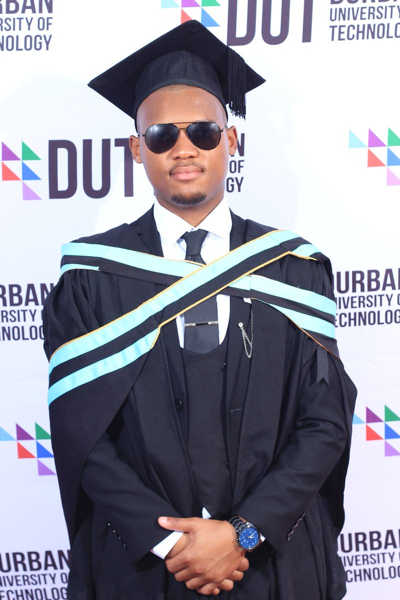 uLuyandaGumede's tweet photo. Noma ngabe kuthiwa kwenzakalani...😎
#DUTGRAD2022
#Secondbelt innit 🥳 https://t.co/NuiI0SacP8