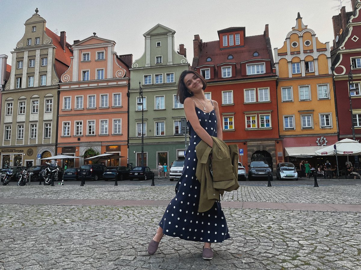 rachelzegler's tweet photo. scenes from poland https://t.co/TizgKbYlwJ