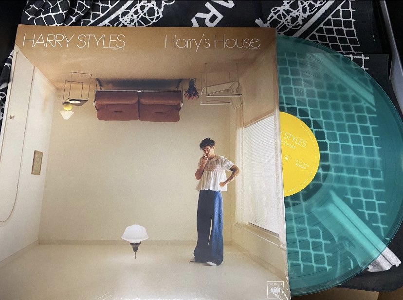 would anybody be interested in this Harry’s House Blue Vinyl LP? i’ll give it away today to someone who retweets &amp; is following! #HarryStyles #HarrysHouse