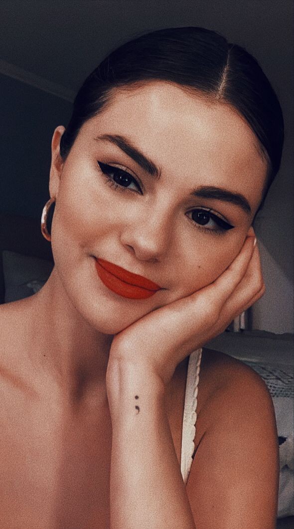selenagomezhell's tweet photo. #redlips https://t.co/OUX1qA2iPw