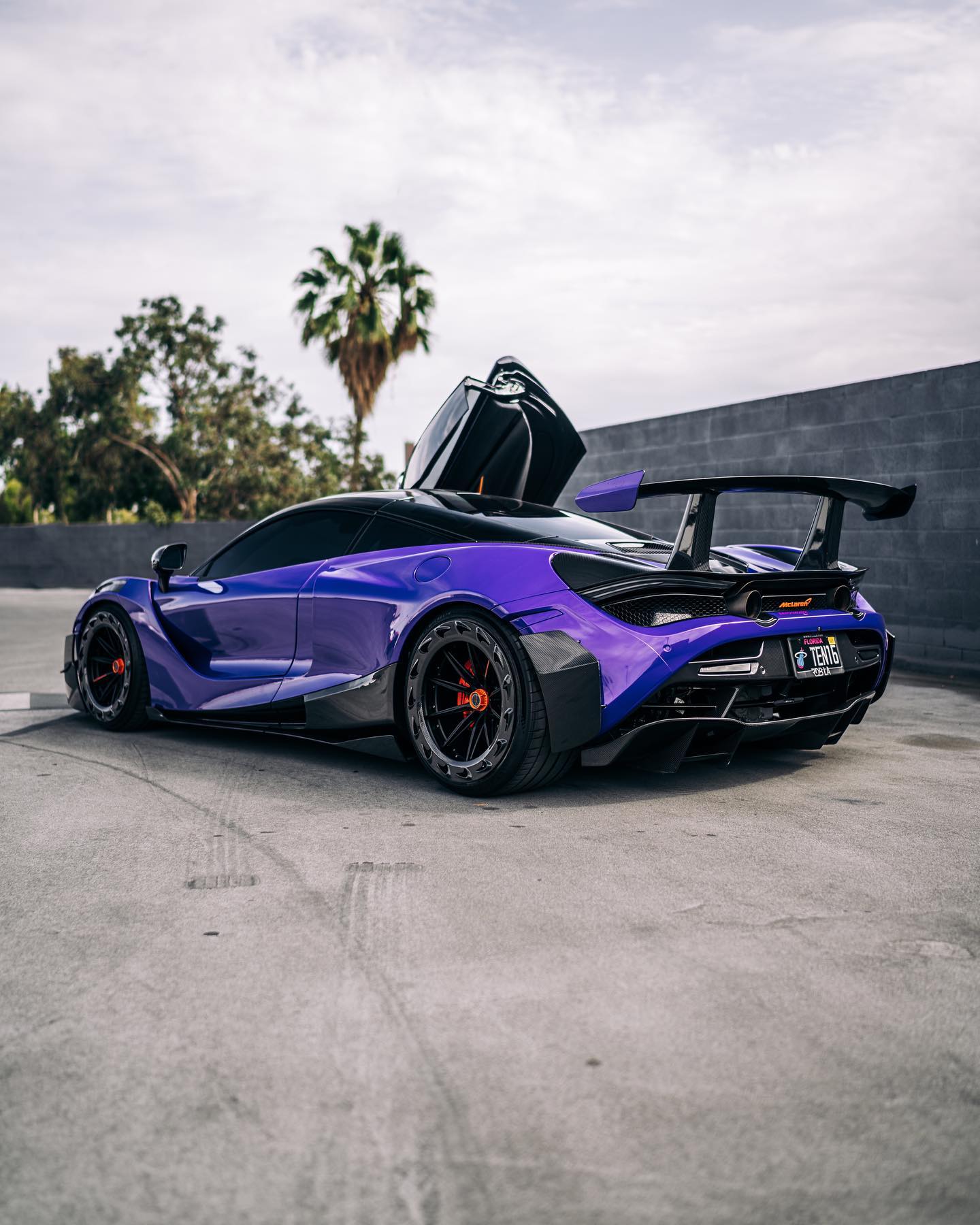 MCLAREN 720s фиолетовый