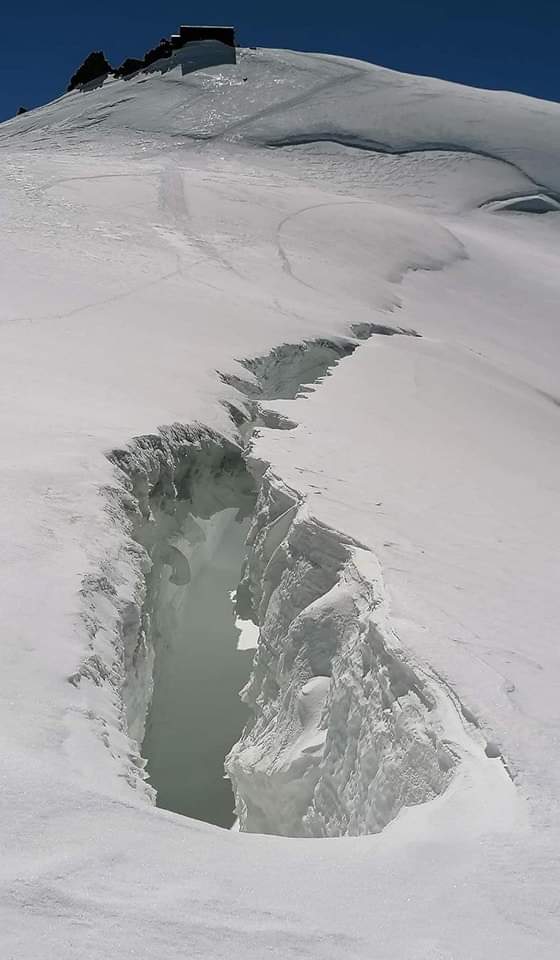 Ci è piaciuto questo Tweet

A causa del grande caldo e delle temperature assolutamente anomale si è aperto un grosso crepaccio sul Monte Rosa a quota 4.500 metri, proprio lì dove oggi si sono registrati quasi 7 °C. 

— Marco M.M. (<a href="/MMmarco0/">Marco M.M.</a>) Jul 19, 2022