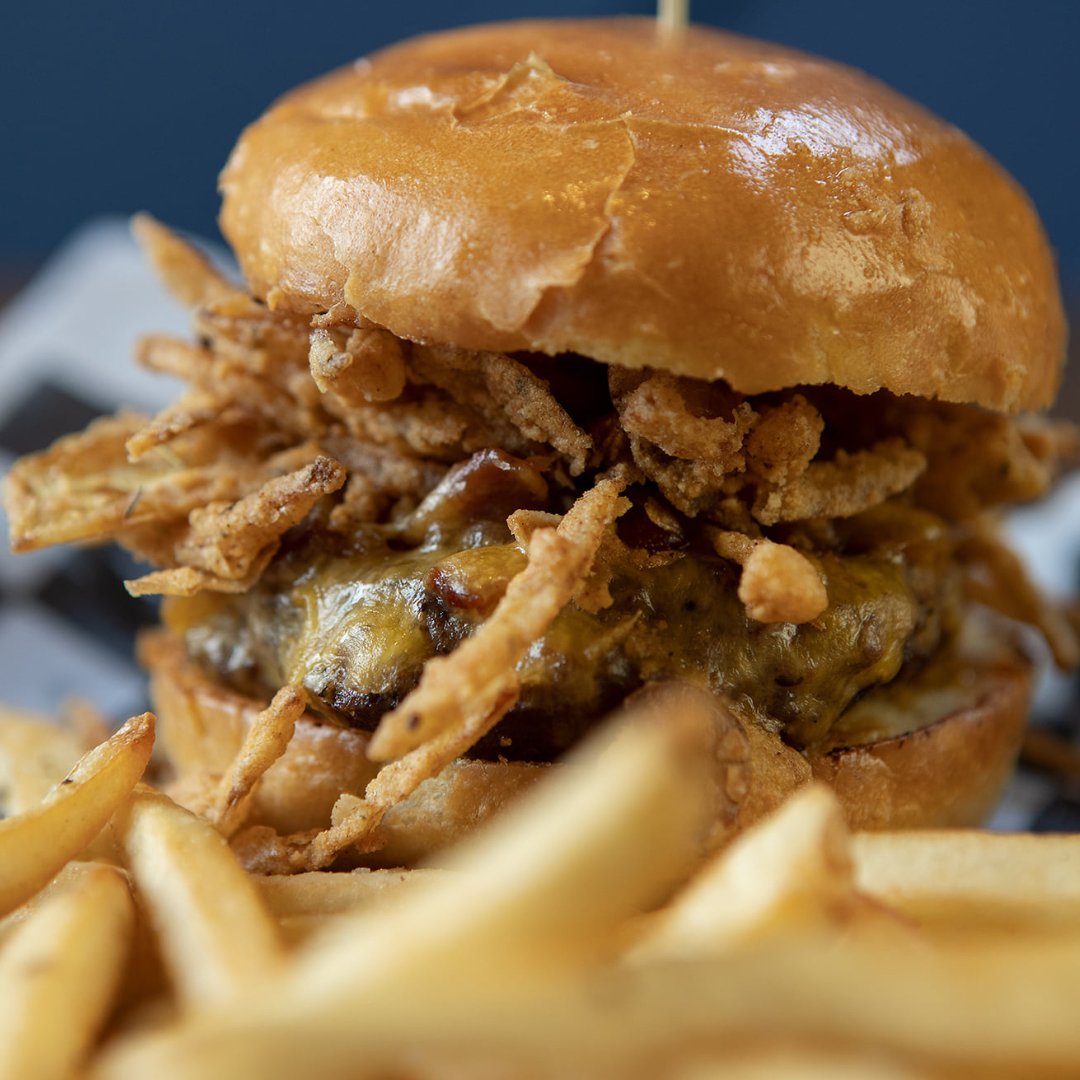 blue22tx's tweet photo. 𝐂𝐨𝐰𝐛𝐨𝐲 𝟐𝟐 𝐁𝐮𝐫𝐠𝐞𝐫 😍😍
Tillamook cheddar cheese, bacon jam, BBQ smoke sauce, fried onion straws, served on a toasted challah bun 🍔
#TrophyClub | #TrophyClubTX | #Blue22TX https://t.co/CGEPrCH9T6