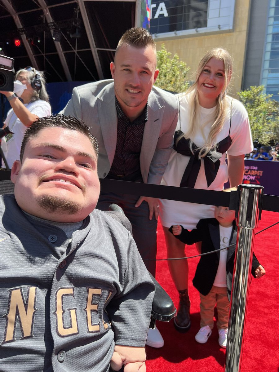 littlemann17's tweet image. MICHAEL 😎 I got to meet the Trout family! Unbelievable experience! Thank you so much @MikeTrout @Angels