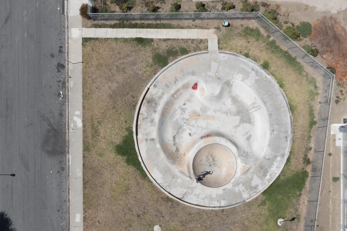 24 hour raffle🚨RT to join in for this 📸 Roots of NJ now in CA to skate everyday. Working his way to the pro ranks 🔥 Let’s support the skaters out here making it happen!!

🔽🔗Dropping Wednesday 12pm PST // 2 tez // 20 editions #tezos  #photography #skateboarding