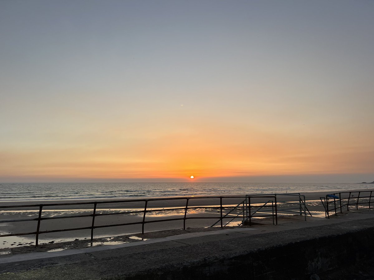 MissF_MFL's tweet photo. Summer has arrived 🎉☀️ cheers all and enjoy! #jerseyci 🇯🇪 https://t.co/L0rWRu1Sm1