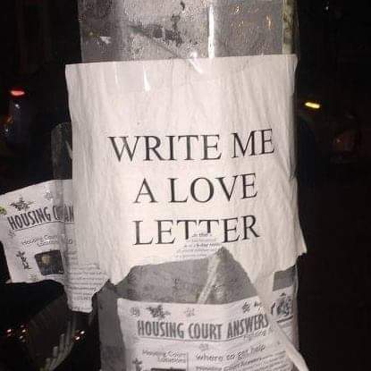 literlandweb1's tweet photo. "Todas las cartas de amor son 
ridículas.
No serían cartas de amor si no fuesen
ridículas.
Las cartas de amor, si hay amor,
tienen que ser ridículas.
Pero, al fin y al cabo,
sólo las criaturas que no escribieron cartas de amor
sí que son ridículas."
#Pessoa https://t.co/zM6Ru1poAx