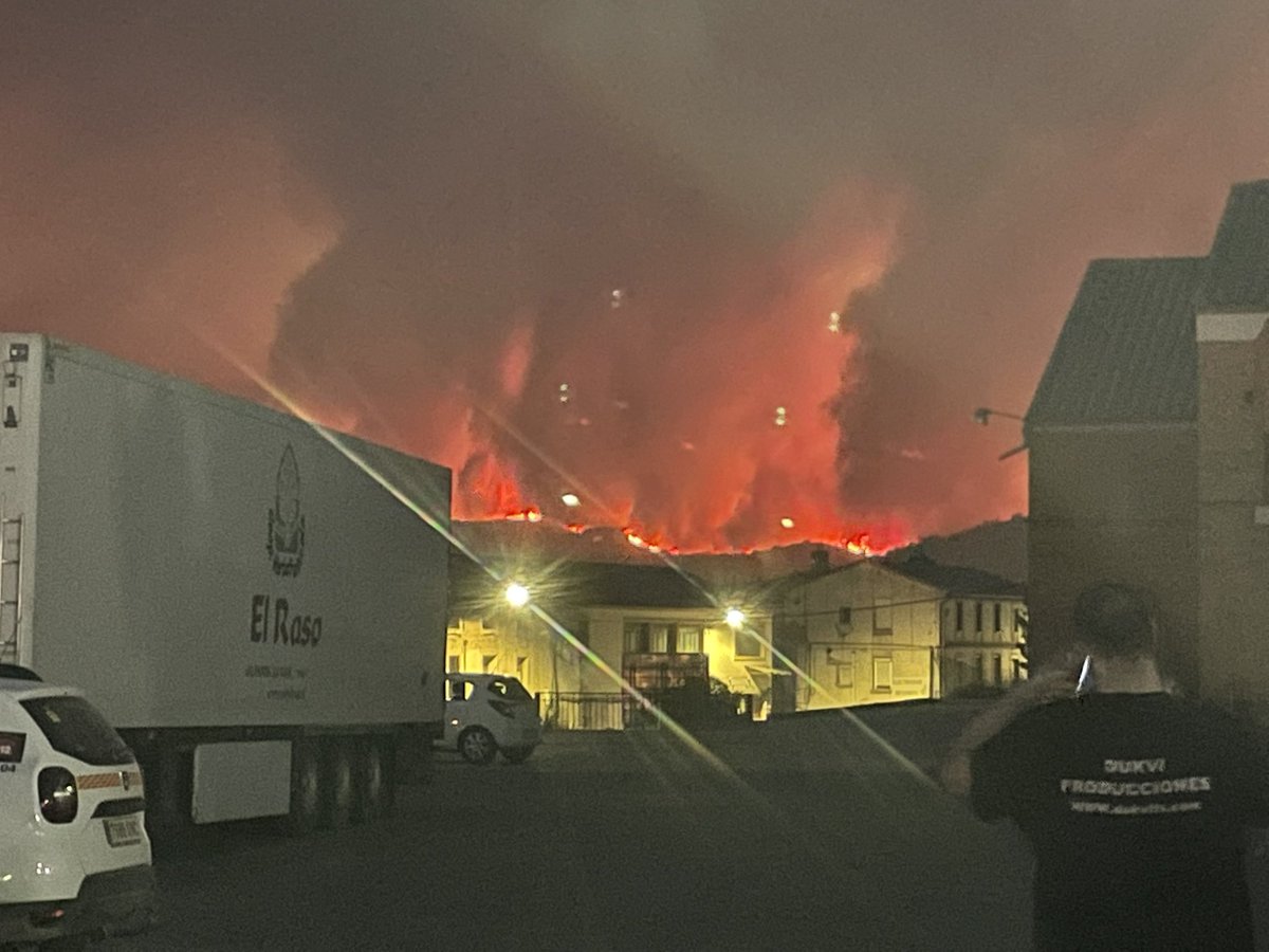 DUKVI_TV's tweet photo. 🔥⚠️ #IFAragón | Comienza el desalojo de #AlhamadeAragón. La Guardia Civil ha pedido a este medio difundir esta información:
🚨 EVACUAR LA LOCALIDAD DE ALHAMA DE ARAGÓN Y NO DIRIGIRSE POR LA N-II HACIA BUBIERCA. https://t.co/9zK2cfEilW