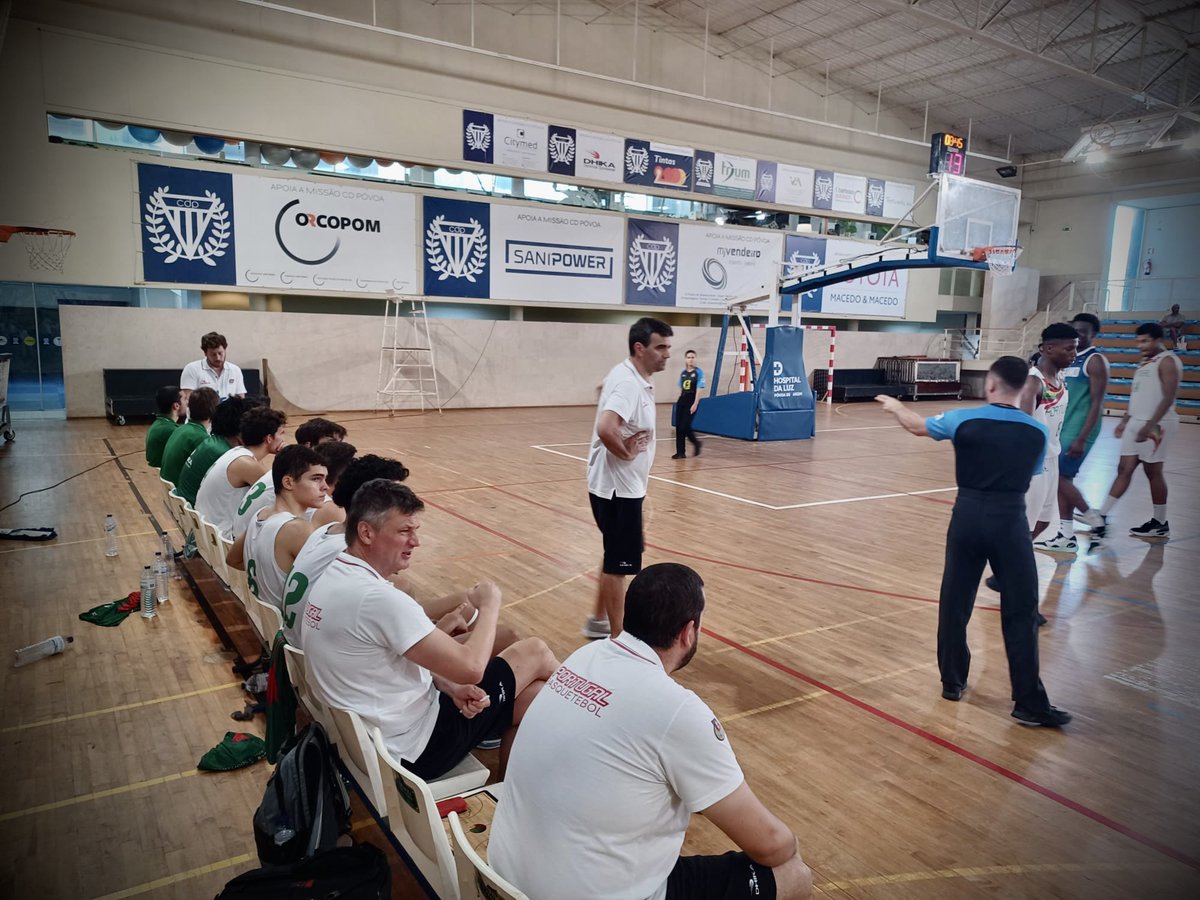 fpbasquetebol's tweet photo. A 𝗦𝗲𝗹𝗲𝗰̧𝗮̃𝗼 𝗡𝗮𝗰𝗶𝗼𝗻𝗮𝗹 𝗱𝗲 𝘀𝘂𝗯𝟭𝟴 𝗺𝗮𝘀𝗰𝘂𝗹𝗶𝗻𝗼𝘀 levou a melhor sobre a Irlanda 🇮🇪 (76-69), em jogo de preparação. A equipa das quinas volta defrontar a Irlanda esta quarta-feira pelas 18 horas.

📈 https://t.co/vUOrXQSJA5

#SomosBasquetebol #U18 https://t.co/39CagKP2eM