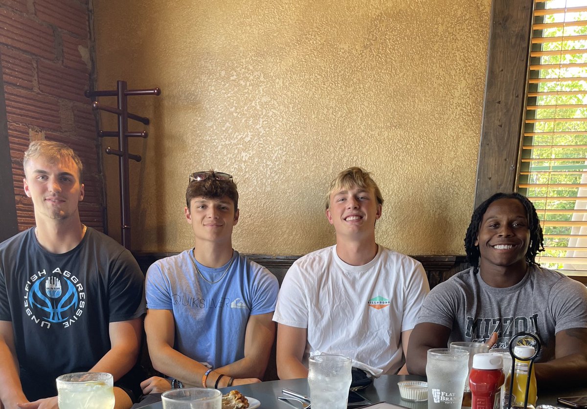 Kellypo26208252's tweet photo. LSHS turned MU FB player reunion today (plus Sam Horn). Tearing up some wings at Flat Branch. Max, Tommy Lock, Sam Horn and Micah Manning. @Micah14Manning @Tommylock5 @_sam_horn @maxwhisner01 https://t.co/KFQnRXDPDS