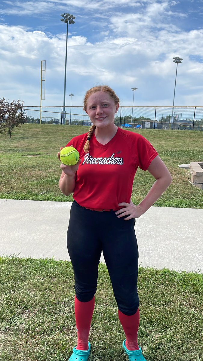 06Easton's tweet photo. Came up short in the game 3 comeback effort lead by a bomb by @BedlanSkylar to end pool play.  1st Bracket play game at 5:15. Thanks for watching @HesstonSoftball @DSUSoftball @BluejaySoftball https://t.co/z36Fn9RBwX