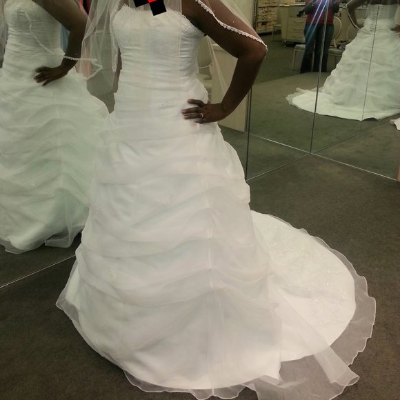 MichelleOhHello's tweet image. So good I had to share! Check out all the items I'm loving on @Poshmarkapp from @DevinStuartMil2 #poshmark #fashion #style #shopmycloset #unknown #davidsbridal: posh.mk/EMnqzPzANrb