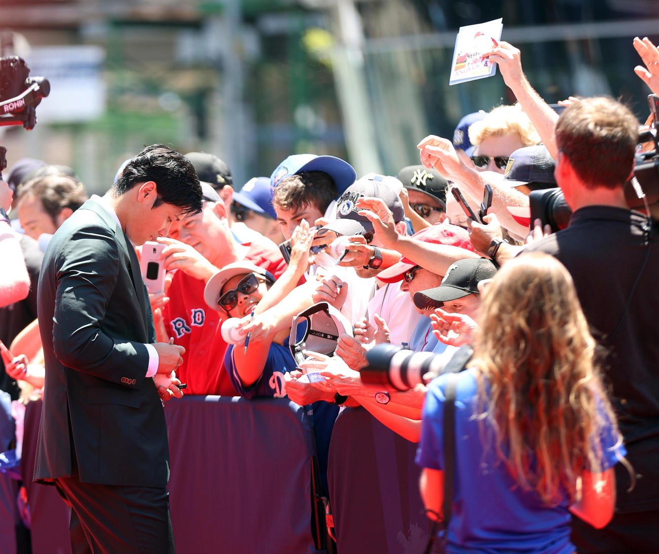 shohei ohtani doing things on X: shohei ohtani walking the 2022 mlb all-star  red carpet  / X