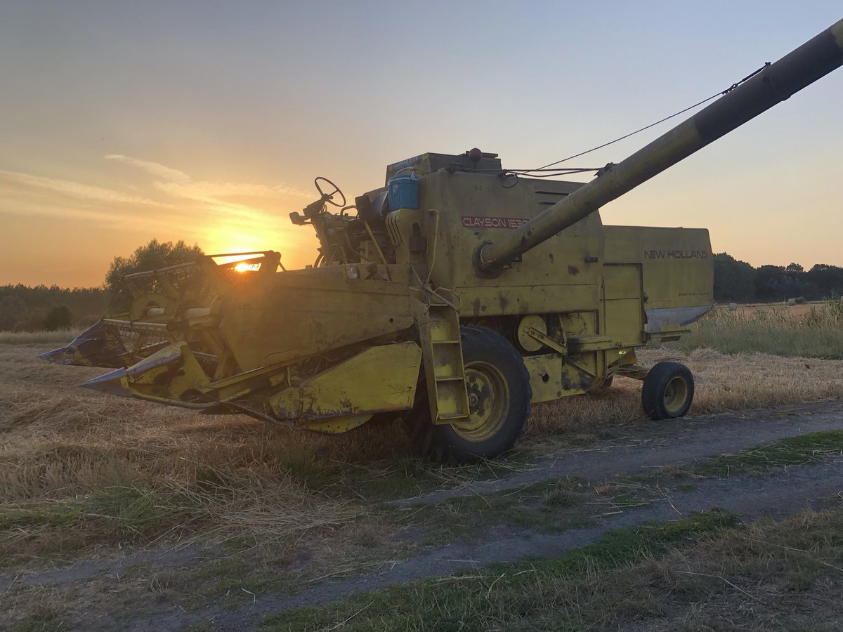CDescamps_FD's tweet image. Affaire classée pour #moisson2022 🌾même pas peur de la canicule la #NewHolland 1530 👍 
Une moisson de plus sans encombre #chevignon #KwsExtase #Complice 🌾#Syadmiration