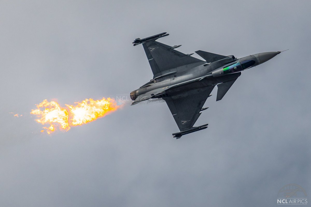 🇭🇺 A great dump and burn from the Hungarian Air Force @Saab JAS-39C Gripen @airtattoo #Aviation #RIAT22 

@GripenNews