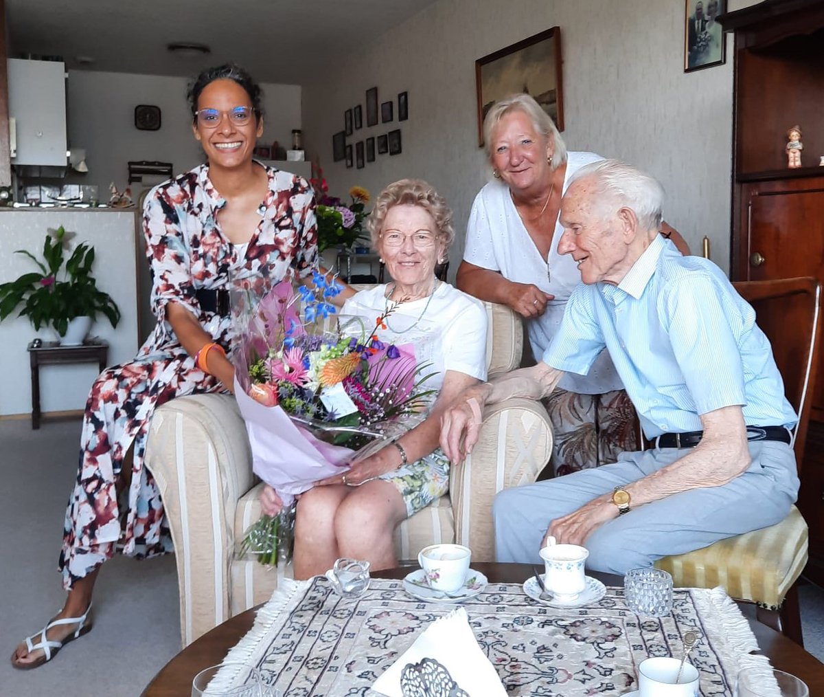 Afgelopen zondag hebben wijkraadsleden Danielle en Nel het echtpaar Van der Graaf een bloemetje gebracht ter ere van hun 65e huwelijksjubileum.

De wijkraad wenst het jubilerende echtpaar nog vele gezonde en gelukkige jaren!