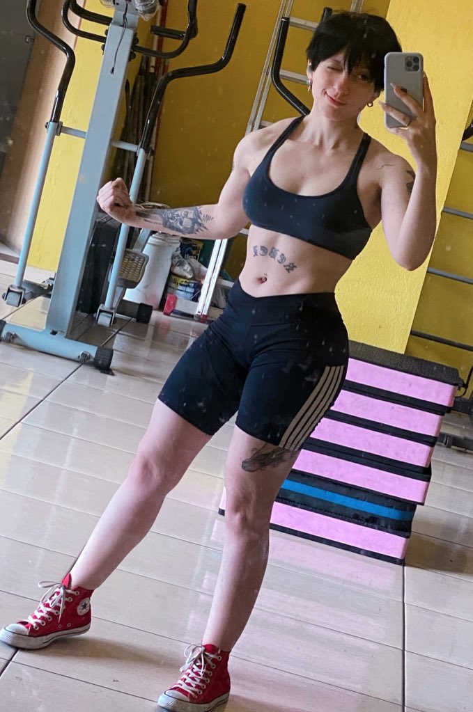 Antes/durante/agora
Período de um ano de bulking, acho que vou manter até o fim do ano pra chegar aos 60kg e em seguida vou pro cutting (comecei pesando 43kg e atualmente peso 54kg)