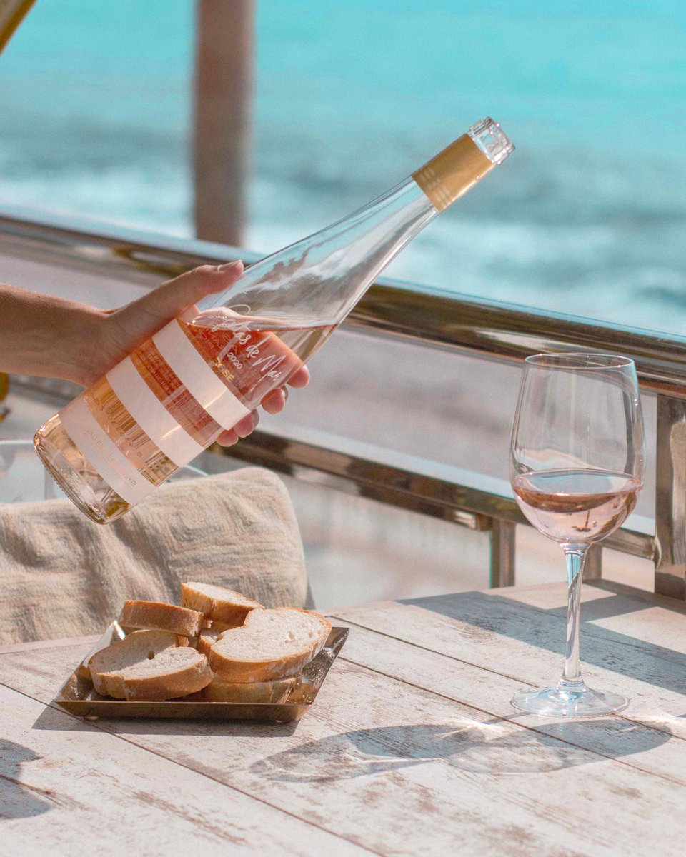 summer + rosé = happiness
---
verano + rosé = felicidad
