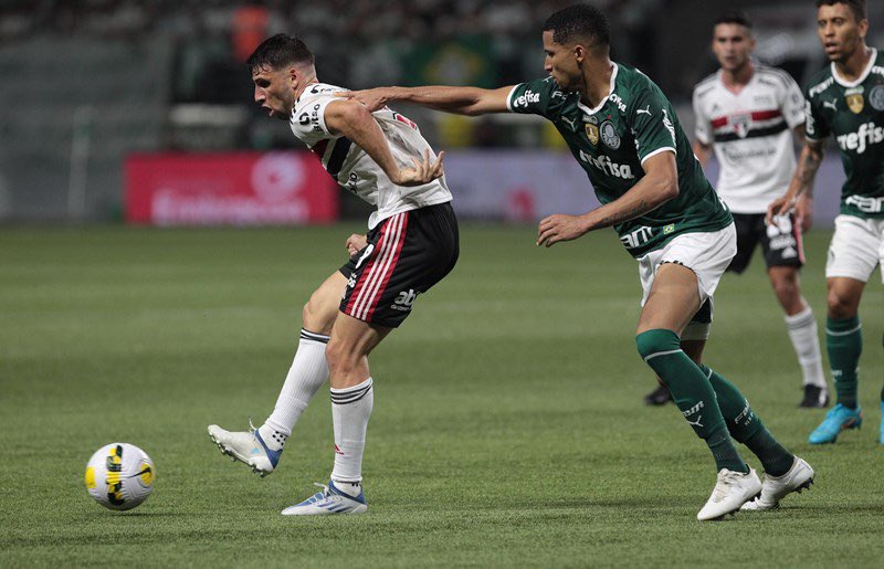 futebol_info's tweet photo. Presidente da Comissão de Arbitragem da CBF, Seneme diz não ser possível traçar linha de impedimento pelo Palmeiras em lance polêmico na origem do gol do São Paulo.

Seneme explica que a máquina que traça a linha precisou ser resetada para outro jogo.

🗞 @geglobo
📸 Rubens Chiri https://t.co/UfOexPb5VX