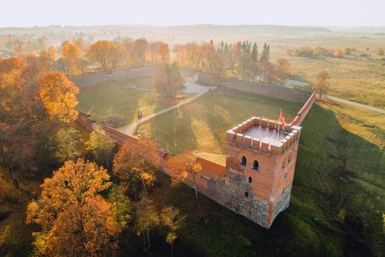Medininkai Castle (Medininkų pilis), a medieval castle in Vilnius district, Lithuania, was built in the first half of the 14th Century CE.

Photo by govilnius.lt

#archaeohistories