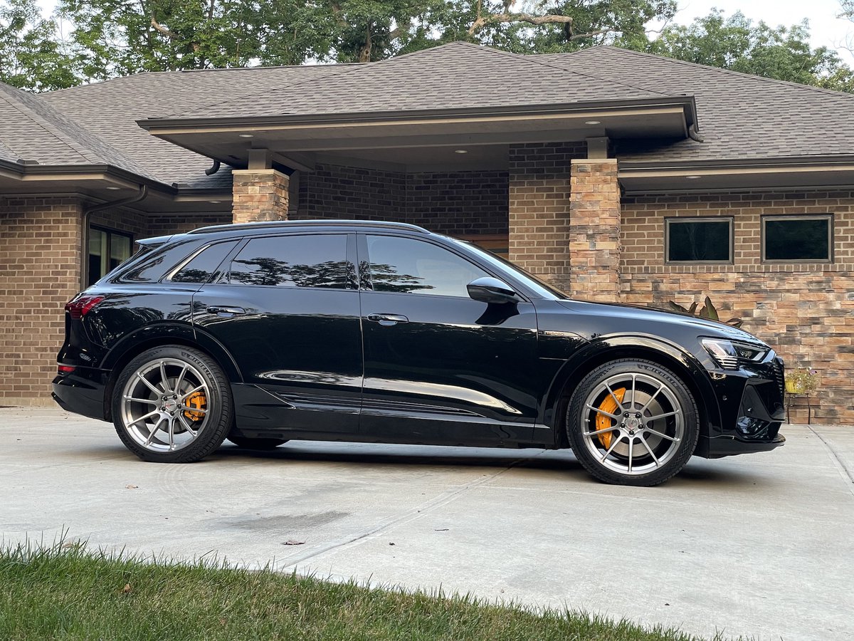 ForgelineWheels's tweet photo. Get juiced. Sherriโs #electric #Audi #etron delivers power and cutting-edge style on #forgeline #GTD1 #openlug! https://t.co/CrQwH4ZodL https://t.co/36EzsRb5np
