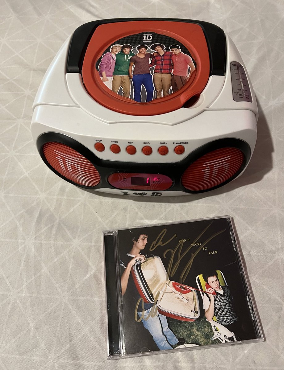 sheflowerfeast's tweet photo. fuck it wallows on the 1d cd player https://t.co/jbn8DMZDwV