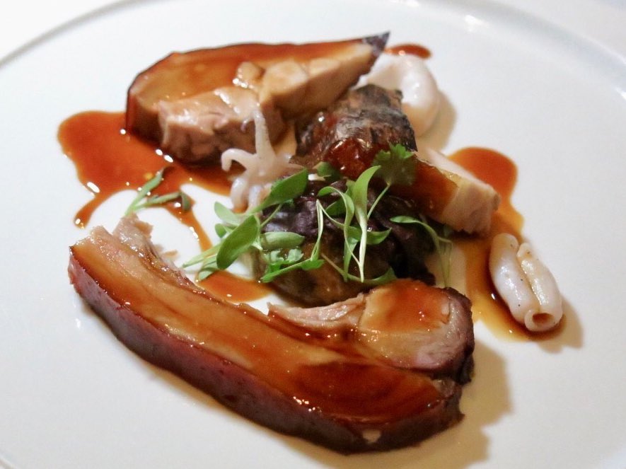 Maincourse: Suckling Pig/Leeks/Baby Squid, by #3Michelinstarred #chefMauroColagreco at #CôtebyMauroColagreco หมูหันแบบฝรั่งเศสโดย #เชฟ3ดาวมิชลิน #เมาโรคอลลาเกรคโค 

commecestbon.com/3-michelin-sta…

#capellabangkok #commecestbon #สายกิน #foodies #world50best #เชฟมิชลิน #Bangkok