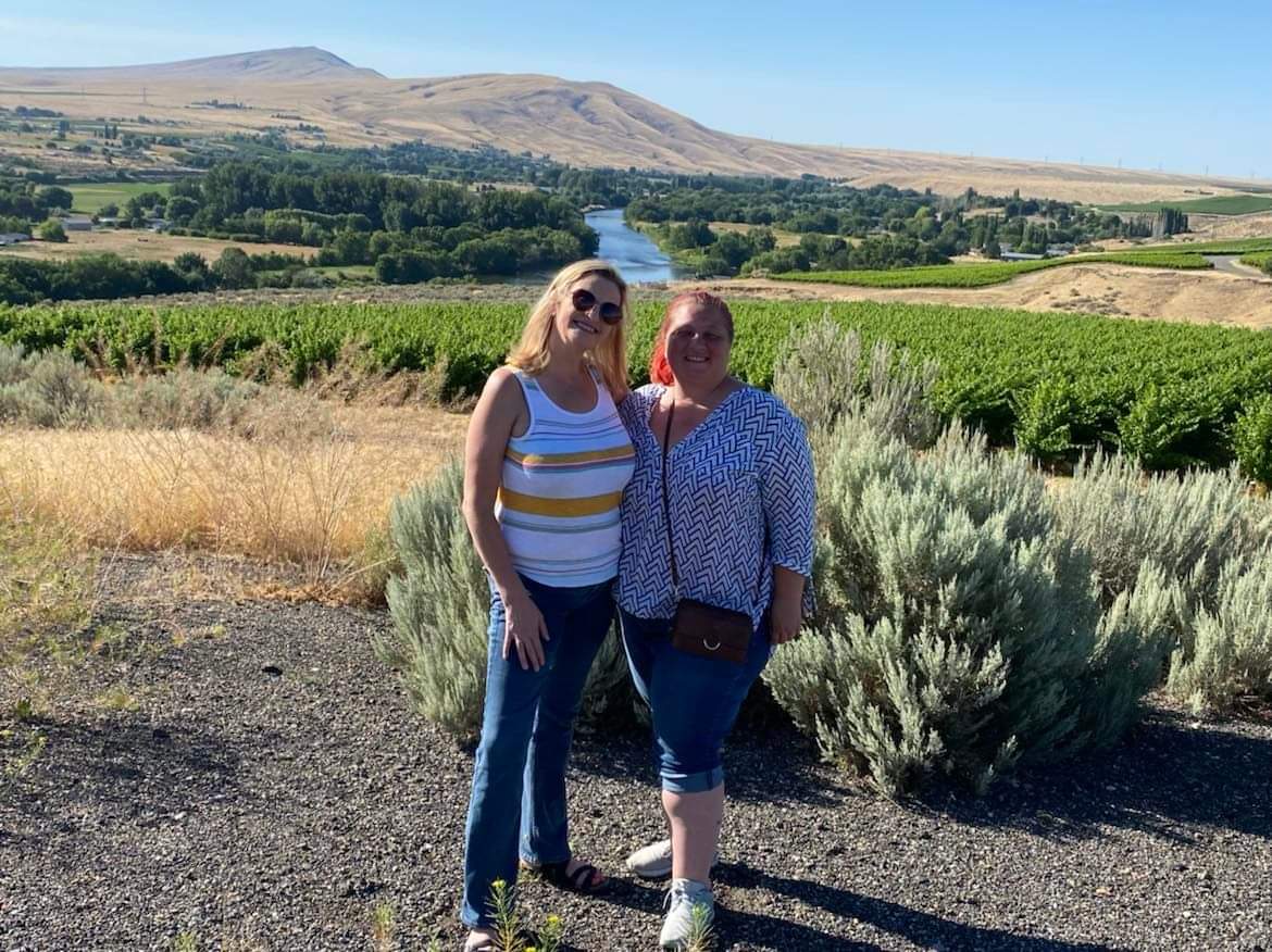 ElSommWineTours's tweet photo. All you really need is just an #ELSOMMPartyOf2 to have a good time! Thanks Noelle and Bobbi.✌🏾🚍🍷 #ELSOMMGirlsTrip #Cheers @FidelitasWines @hedgeswine @KionaWine #RedMtnAVA #TriCitiesWA #WineTours🍷 #WineTourism #WAwine #ELSOMMWINETOURS #WeTourDifferent #AGlassIsFullCompany https://t.co/daCvpxyc2p