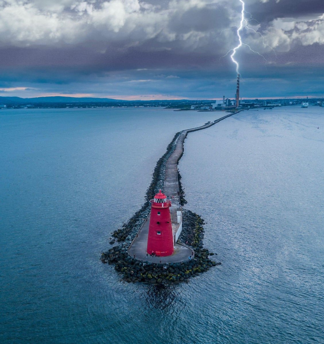 GrainneBlair's tweet image. (dublincityshots on Instagram) took this photo of lightning hitting Poolbeg today and I think it’s one of the greatest Dublin shots ever taken 🌩️ Deserves to win photo of the year @IrishTimes